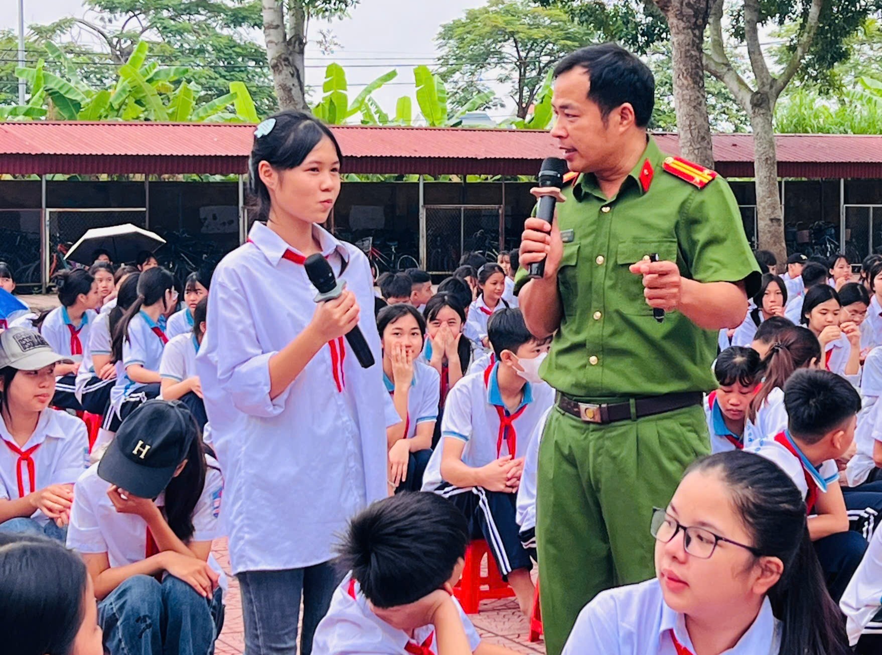Công an xã Cẩm Giàng chung tay xây dựng môi trường học đường an toàn, lành mạnh